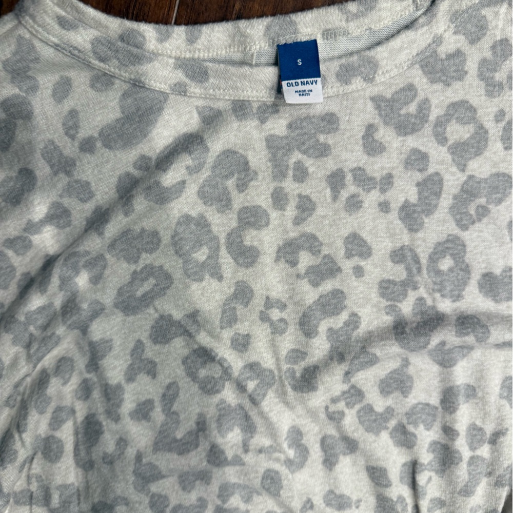 Old Navy Light Gray Leopard Print Top
